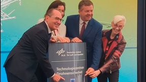 Bundesinnenminister Alexander Dobrindt, Bundesforschungsministerin Dorothee Bär, Sven Schulze, Ministerpräsident von Sachsen-Anhalt und Prof. Dr.-Ing. Anke Kaysser-Pyzalla, Vorstandsvorsitzende des DLR eröffneten am 18.08.2026 am Flughafen Magdeburg-Cochstedt feierlich das Technologiezentrum für Drohensicherheit. (Bild: Stefanie Eckardt)