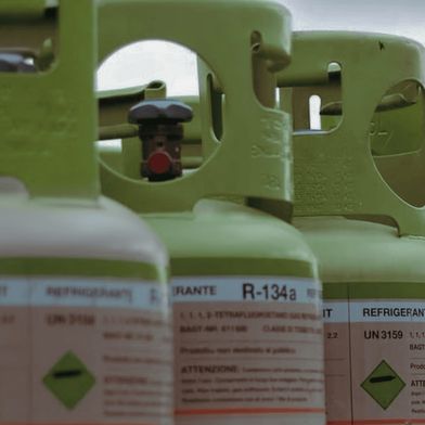 Die Regeln für fluorierte Treibhausgase (F-Gase), die in Kältemitteln wie R134a verwendet werden, wurden massiv verschärft. Kälteanlagen mit natürlichen, nicht-halogenierten Kältemitteln bieten sich als zukunftssichere Lösung an. (Bild: KI/Schiessl)