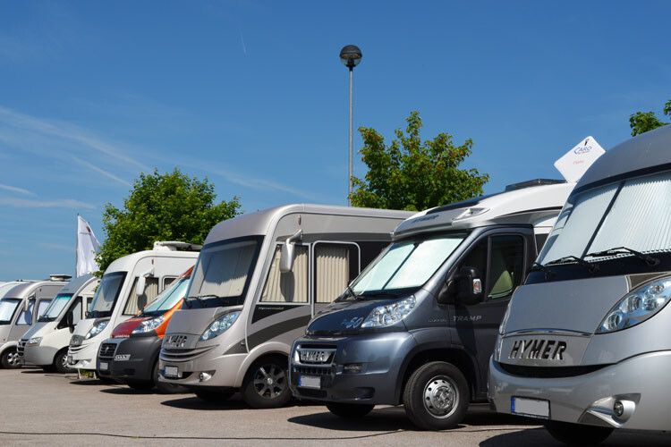 Die Eventteilnehmer reisten mit Wohnmobilen unterschiedlichster Couleur an. (Foto: Rehberg)