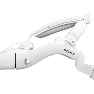 Das 3D-Head-Mount-Display HMS-3000MT von Sony eignet sich beispielsweise für umfassende chirurgische Schulungen.