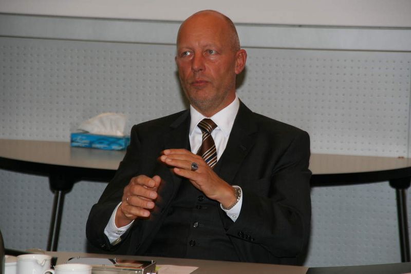 „Wir haben einen Hybrid-Steckverbinder entwickelt, der Energie, Signale und Daten in einem Gehäuse überträgt“, sagt Dr. Joachim Belz von Weidmüller.  Bild: Schäfer (Archiv: Vogel Business Media)