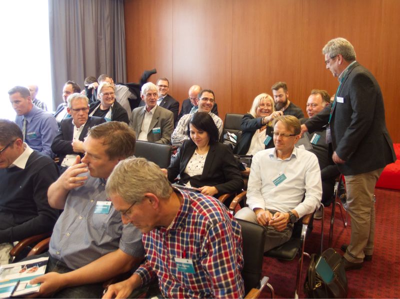 Dieter Neumann (C4B) lädt zur Verlosung ein.  (C4B)