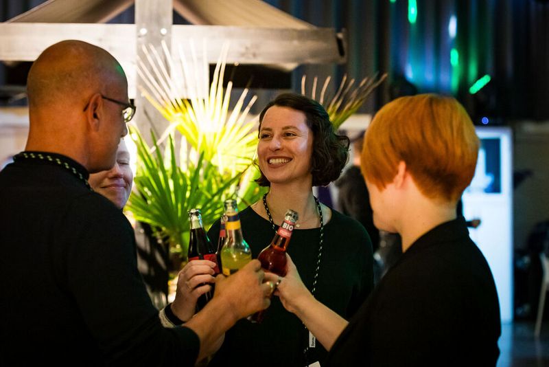 Bei der Abendveranstaltung am Vorabend der Veranstaltung im Maschinenhaus des Bürgerbräus Würzburg kamen bereits zahlreiche Teilnehmer bei gutem Essen und Trinken zusammen. Bereits hier gab es regen Austausch.  (Bild: Stefan Bausewein)