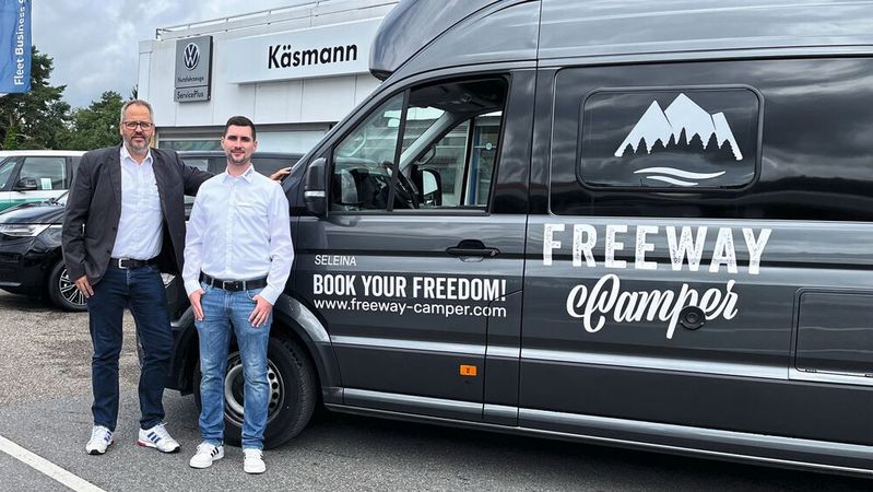Markus Böhle (l.), Leiter Nutzfahrzeuge im Autohaus Käsmann, und Alexander Zettl, der im Betrieb für Freeway Camper verantwortlich ist, wollen ihre Vermietflotte im kommenden Jahr aufstocken.(Bild:  Autohaus Käsmann)
