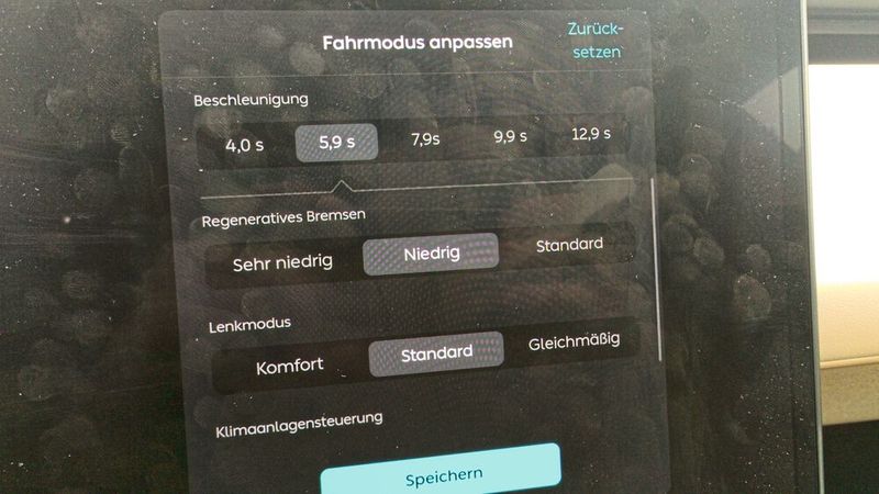 Neben den üblichen Fahrmodi wie Eco, Komfort oder Sport gibt es eine benutzerdefinierte Variante. Die Intensität des Antriebs lässt sich hier mittels der Beschleunigungzeiten von 0 auf 100 km/h wählen. Zwei E-Motoren leisten zusammen 360 Kilowatt und 700 Newtonmeter Drehmoment – so dauert es bei Bedarf nur vier Sekunden aus dem Stand auf Tempo 100. Es geht aber auch ruhiger. Bei 200 km/h ist Schluss. (Bild: Thomas Günnel/Automobil Industrie)