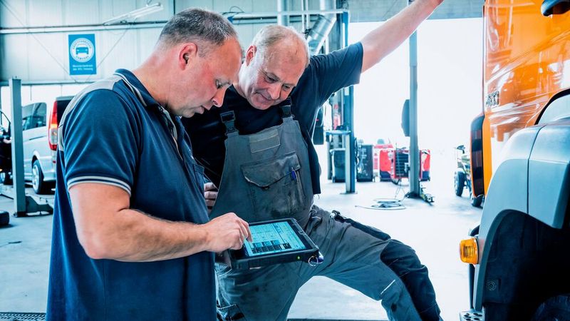 Für Dienstleistungen und Arbeiten am Fahrzeug benötigen die Kfz-Betriebe einen fairen Zugang zu den Daten der Hersteller. Dies soll die EU mit einer sektorspezifischen Regulierung umsetzen, fordert eine Allianz aus Verbänden und Organisationen aus der Kfz-Branche.(Bild:  ProMotor)