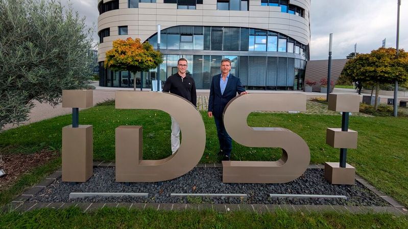 Preisträger Jonas Gaißer und Heiko Thimm, Professor für Quantitative Methoden und Informationstechnik, stellten die Arbeit auf dem IDS Computer Vision Day vor.(Bild:  IDS)