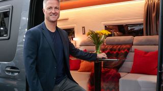Weltpremiere: Der ehemalige Formel-1- und DTM-Rennfahrer Ralf Schumacher hat auf der Messe den Van auf Sprinter-Basis Robeta Schumacher Edition enthüllt. (Bild: Messe Düsseldorf / ctillmann)