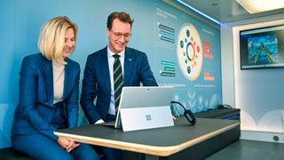 Microsoft-Deutschlandchefin Marianne Janik (links) und NRW-Ministerpräsident Hendrik Wüst leuten das Zeitalter der KI im Rheinischen Revier ein.  (Bild: Microsoft)