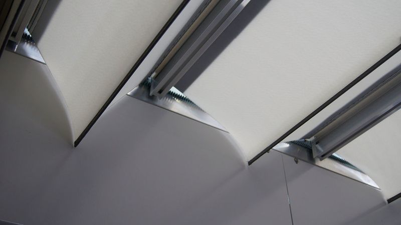 Schalldämmendes Material für die Verringerung der Geräuschemission in Endlage, selbstschmierende Gleiter und polymerbeschichtete Metallwalzen. (P.E.I.)