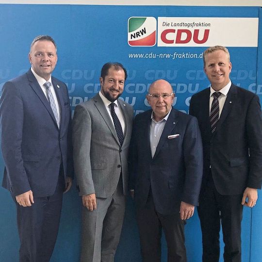 Diskutierten Lösungen für den Fachkräftemangel: (v.li.) Matthias Goeken (CDU Fraktion NRW), Marcus Büttner (Hauptgeschäftsführer Kfz-Gewerbe NRW), Jörg Frischkorn (geschäftsführender Gesellschafter Frischkorn Oberflächen + Systeme) und Henning Rehbaum (CDU). (Bild:  LV NRW)