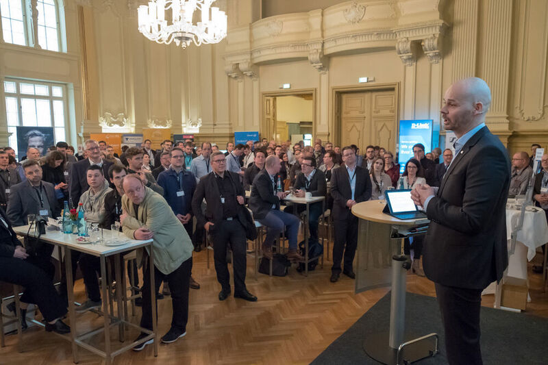 Sven Glatter begrüßte die 250 Gäste der ersten comTeam-Partnerkonferenz in Leipzig. (comTeam/ElectronicPartner Handel SE)