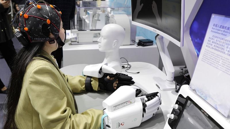 Mithilfe von Brain-Computer-Interfaces werden neuronale Bahnen nachgebildet, um die Bewegungsabsichten des Patienten zu entschlüsseln und so das Exoskelett anzusteuern.(Bild:  Visual China)
