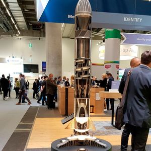 Die Möglichkeiten des 3D-Drucks mit Metall hat Trumpf in einem Bauteil daegestellt. Zum Einsatz kommen die Verfahren Laserschmelzen und Laserauftragsschweißen.(Bild:  D.Quitter/VCG)