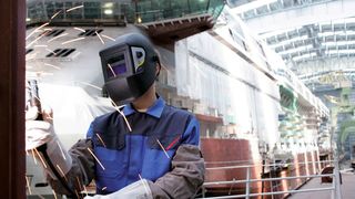 Bild 1: Das Material für persönliche Schutzausrüstungen wird zunehmend multifunktional. Die zweifarbige Schutzkleidung erfüllt die Normen: ISO 11612 A, B1, C1; EN 1149 -3+5; EN 13034 Typ 6; IEC 61482-2 Klasse 1.  (Bild: Mewa)