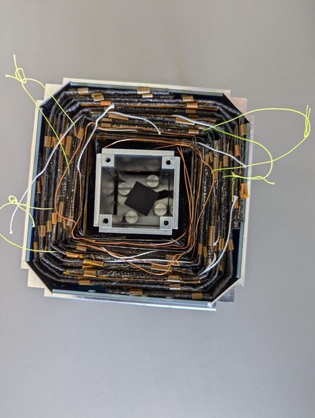 Zusammengefaltet ist das System nur 10 cm³ groß und damit erheblich kompakter als herkömmliche Solarpanele.  (Bild: TC Hutthurm)