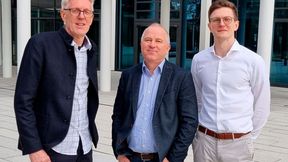 Freuen sich auf die weitere Zusammenarbeit: Edgar Poth, Geschäftsführer Paranext Software GmbH, Joachim Gorzel, Head of Digital Transformation bei Heidelberg Materials, und Philippe Poth, Product Owner PxTrend (von links nach rechts). (Bild: Paranext Software GmbH)