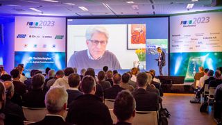 Zukunftsforscher Eckard Minx sprach vor dem Publikum über die Herausforderungen einer zunehmend komplexeren und turbulenteren Welt. (Bild: Fotografie-Schepp/PI)