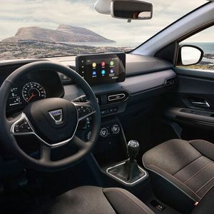 Für die nötige Unterhaltung sorgen gleich drei Wahlmöglichkeiten beim Thema Multimedia.(Bild: Dacia)