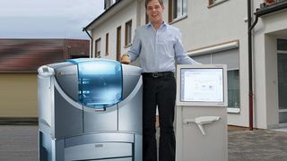Markus Dohrn mit seinem Objet-3D-Drucker Eden260V von Stratasys. (Bild: Stratasys)