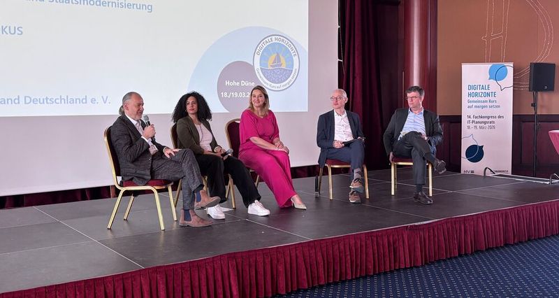 Tolles Abschlusspanel: (v. l.) Prof. Dr. Manfred Hauswirth (Fraunhofer FOKUS), Alisha Andert (Legal Tech Verband), Dr. Dorit Bosch (BMDS), Martin Schallbruch (govdigital) und Dr. Dominik Böllhoff diskutierten über Staatsmodernisierung und Digitalisierung. (Bild: Susanne Ehneß)