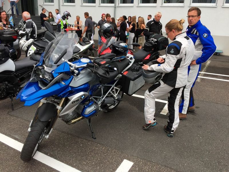 Letzte Handgriffe werden getätigt, bevor die beiden auf ihre BMW aufsitzen. (Faust / »kfz-betrieb«)