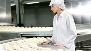 Mikrobiologisch unbedenkliche Mitarbeiterkleidung ist in der Lebensmittelproduktion und in der Pflege notwendig. (Mewa)