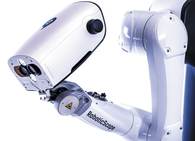 Mit dem Space Mouse Module lässt sich der Kamera-Kopf des Robotic Scope exakt über dem Operationsfeld positionieren. (BHS Technologies GmbH )
