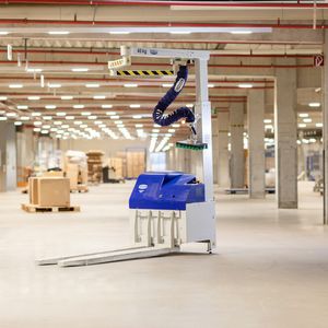 Im Warenlager von JYSK sind die Decken recht niedrig, was die Suche nach einer Hebehilfe erschwert hat. Doch die Hubsäulen des Jumboflex Pickers von Schmalz sind elektrisch höhenverstellbar, was den nötigen Freiraum schafft.(Bild:  Schmalz / M. Wagenhan)