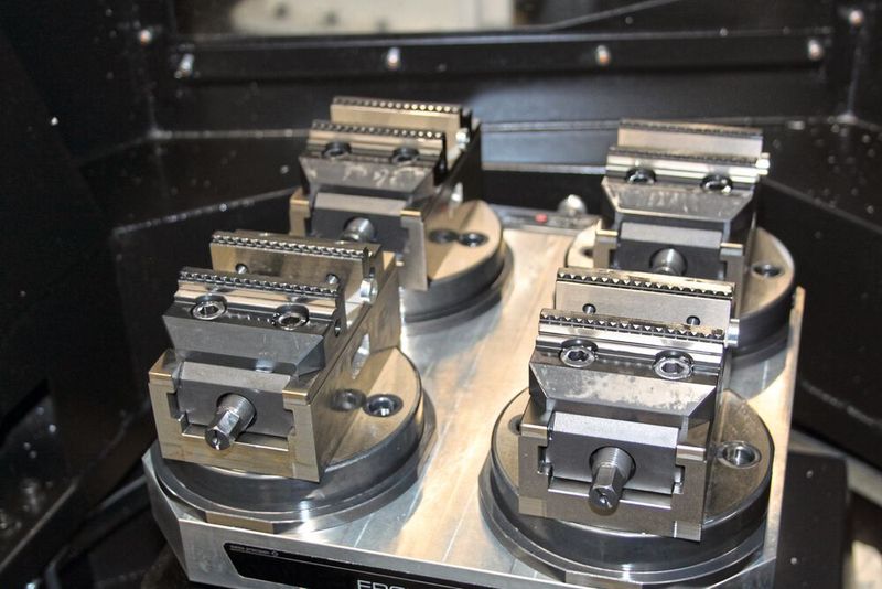 Die vier Zentrischspanner C2 80 L-130 mit Wendebacke grip 3mm, werden mittels des mechanischen Nullpunkt-Spannsystems gredoc „rund“ auf der Maschinenpalette fixiert und gespannt. (Bild: Gressel AG)