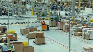Amazon investiert sei Jahren in seine Logistikkompetenz und eröffnet am laufenden Band neue Lagerhäuser, wie hier in Leipzig.  (Bild: Amazon)
