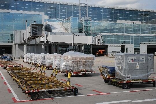 Neben Koffern transportieren Passagierflugzeuge auch Belly-Cargo. Luftfrachtcontainer oder Sperrgüter verschwinden ebenfalls im Bauch der Maschinen.  (Archiv: Vogel Business Media)