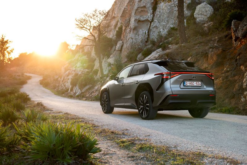 Zusammen mit dem aerodynamisch verbesserten Unterboden verbessert sich der cw-Wert von 0,29 auf 0,27. (Bild: Toyota)