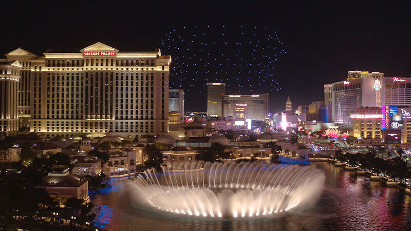 Lightshow von Intel mit über 100 leuchteten Drohen  über dem Springbrunnen des Hotels Bellagio in Las Vegas. (Intel Corporation)