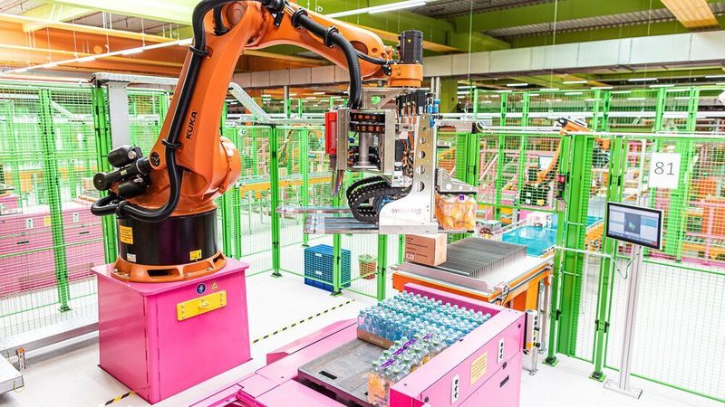 Nach der Coronavirus-Pandemie wird es besonders in der Logistik einen Schub zu mehr Automatisierung geben, der sich mittelfristig stark bemerkbar machen wird, so schätzt Kuka. (DM Drogerie Markt)