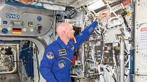 L'astronaute de l'ESA Alexander Gerst installe le « Electromagnetic Levitator » (EML) à bord de l'ISS. C'est sur cet instrument que Alexander Gerst a ensuite réalisé les essais de l'EMPA avec des verres métalliques. (Source : NASA)
