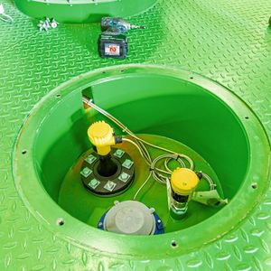 Oberhalb der Silos mit jeweils 110 Tonnen Fassungsvermögen überwachen Vega-Radarsensoren kontinuierlich die Füllstände.(Bild:  Vega)