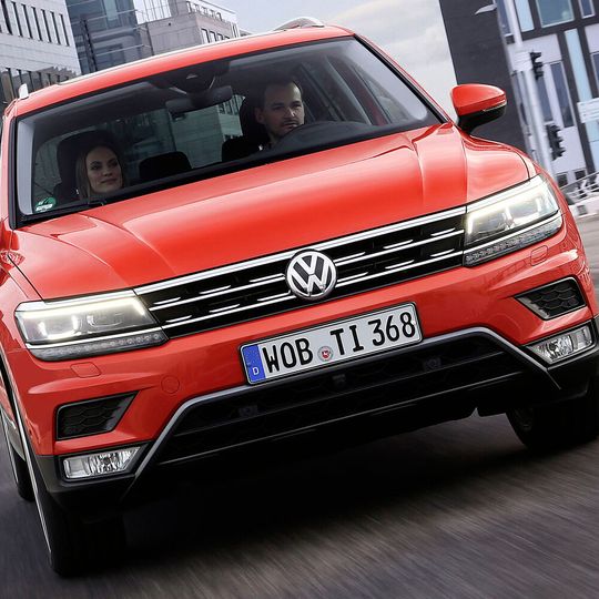 Bei weltweit knapp 34.000 Tiguan könnte sich laut KBA der Dachkantenspoiler aufgrund eines fehlerhaften Klebeprozesses vom Fahrzeug lösen. Bei weltweit knapp 34.000 Tiguan könnte sich laut KBA der Dachkantenspoiler aufgrund eines fehlerhaften Klebeprozesses vom Fahrzeug lösen.