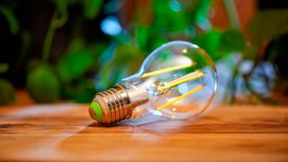 LED-Leuchte: Signify (Philips) bietet ab Herbst in Deutschland und Österreich eine LED-Leuchte mit E27-Fassung, welche das Energielabel A des neuen Energielabels erreicht. (LUKKIEN)