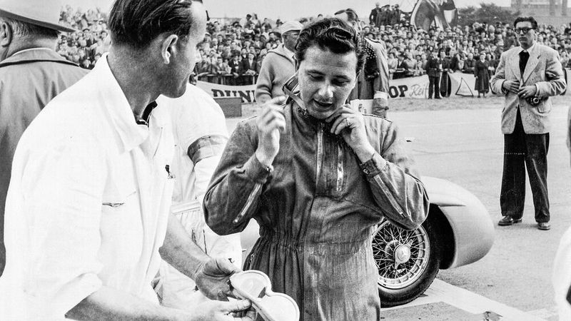 Das Foto zeigt Herrmann während der Startvorbereitungen zum Großen Preis von Berlin auf der Avus, 1954. Fünf Jahre später in einem B.R.M. sah er sich vor der Südkehre bei ca. 280 km/h mit Bremsversagen konfrontiert. Herrmann lenkte den B.R.M. in die regennassen und dadurch sehr schweren Strohballen. Der Wagen überschlug sich in hohem Bogen, wobei er herausgeschleudert wurde aber unverletzt blieb. (Bild: Mercedes-Benz AG)