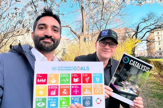 Qaisar Maqbool and Günther Rupprechter are part of a team that developed wall paint that removes pollutants from the air and lasts longer than other paint.(Source:  TU Wien)