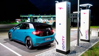 Laut dem „Attraktivitätsindex Elektromobilität“ belegt VW beim Imageranking seines Elektro-Portfolios mit 112 Punkten den Spitzenplatz, knapp dahinter liegen Audi (111) und Mercedes (111). Mit größerem Abstand folgen auf Rang 4 Tesla (104) sowie Porsche (104), Hyundai (102) und BMW (101). Für die attraktivste chinesische Marke, MG, reicht es mit 92 Punkten nur für Platz 10, gefolgt von den ebenfalls chinesischen Anbietern BYD (90) und GWM (88). (Bild: Volkswagen)