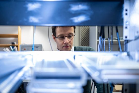 Mickael L. Perrin in seinem Labor an der Empa. Hier will er mit Hilfe von Graphen-Nanobändern eine Quantenwärmekraftmaschine entwickeln, die bei Raumtemperatur funktioniert. Mickael L. Perrin in seinem Labor an der Empa. Hier will er mit Hilfe von Graphen-Nanobändern eine Quantenwärmekraftmaschine entwickeln, die bei Raumtemperatur funktioniert.