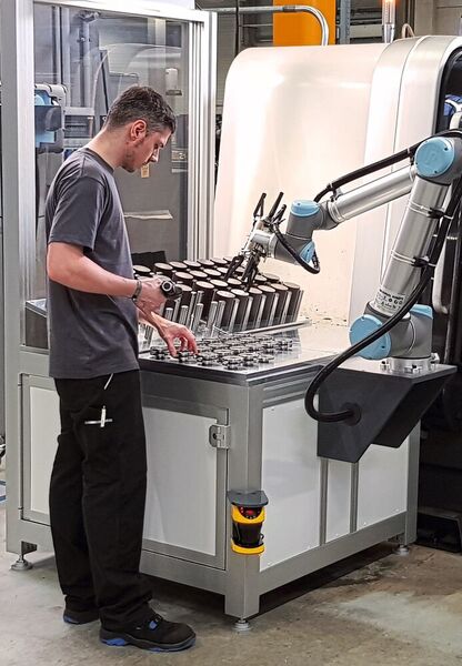 Ein sogenannter kollaborativer Roboter in der Fertigung von Bilstein Group Engineering ermöglicht es nun dem Mitarbeiter, zusätzliche und anspruchsvollere Aufgaben zu  übernehmen. (Bilstein Group)