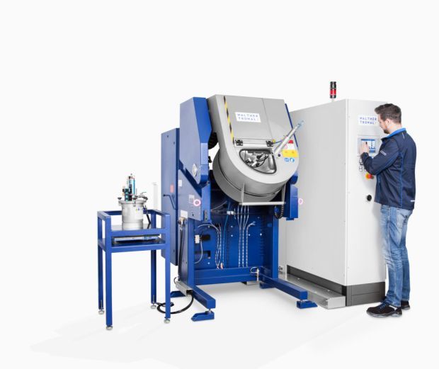 Gleitlack-Beschichtung von Massen-Kleinteilen im Rotamaten. (Bild: Walter Trowal)