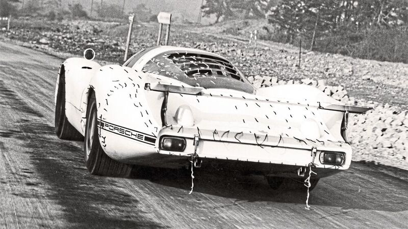 Wollfäden statt Hightech: Auf dem Skidpad führte Porsche auch Aerodynamikversuche durch. Hier ein 908 Langheck Coupé vor dem Versuch, zirka 1968. (Porsche AG, McKlein Photography)