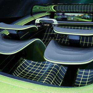 Der Innenraum leuchtet. Das Cockpit des Max-Out besteht aus Riesendisplay und Lenkrad. Letzteres kann selbstverständlich ebenfalls leuchten.(Bild:  Nissan)