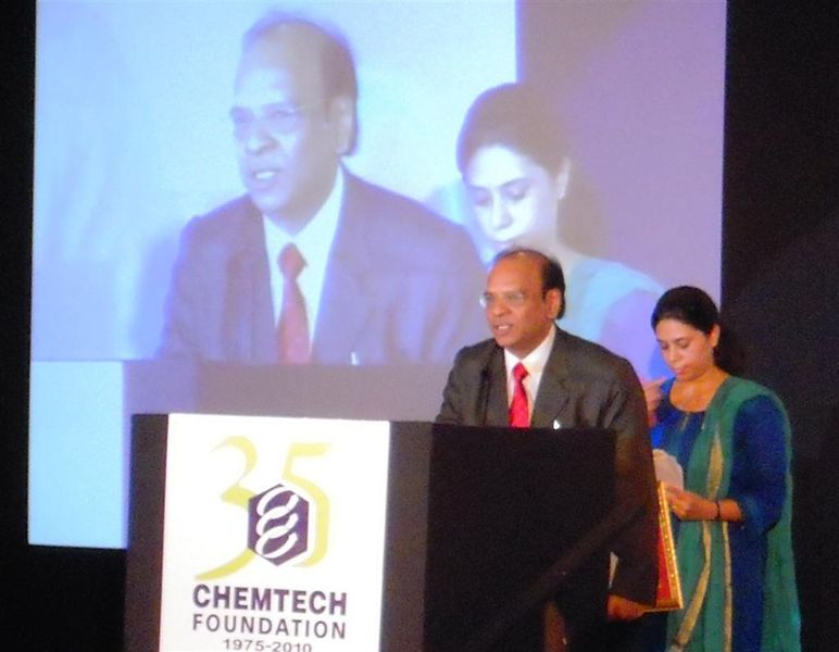 At the ChemTech Award Function at the Leela Kempinski Hotel, several awards were granted for outstanding achievements. Mr P.D. Samudra, Executive Director Uhde India Pvt. Ltd., was decorated with the award “Business Leader of the Year – Engineering Services”. (Picture: PROCESS)