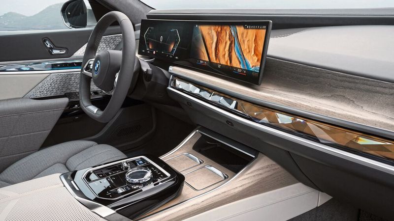 Die beiden Displays im Cockpit wurden in einer Einheit zusammengefasst. Die Zahl der Schalter und Knöpfe hat sich deutlich verringert. (Bild: BMW)