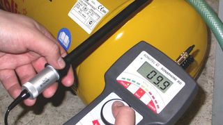 Mithilfe moderner Ultraschallprüftechnik lassen sich Druckluftleckagen rechtzeitig orten und so der Reparaturbedarf ermitteln. (Bild: Sonotec)